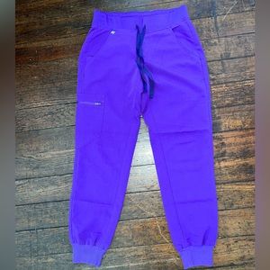 Figs zamora jogger scrub pant in grape